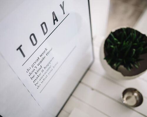 magazines-white-table-wooden